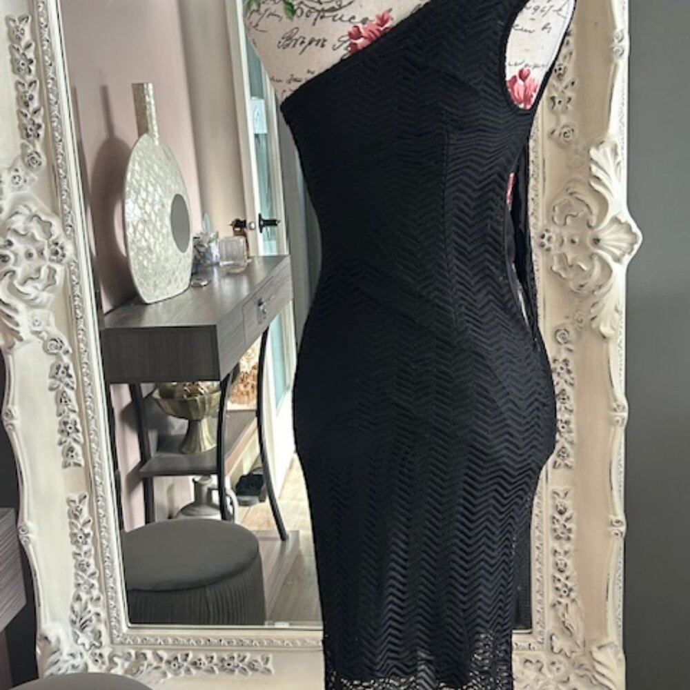 Long black dress - one shoulder size 0 - with a wavy pattern.